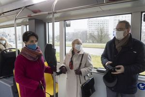 pasażerowie w autobusie elektrycznym