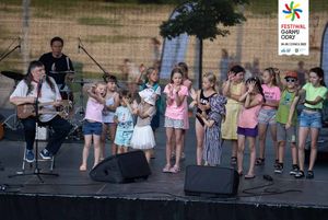 Na scenie zespół i dzieci.