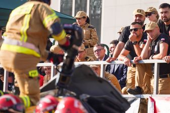 Prezydent Michał Urgoł w obecności umundurowanych strażaków PSP ogląda wystąpienie innych strażaków