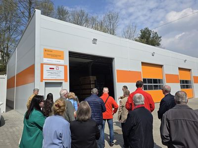 Goście wchodzą do wnętrza budynku strażackiego