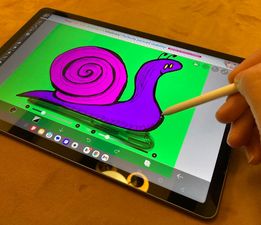 Tablet graficzny na którym narysowany jest kształt ślimaka 