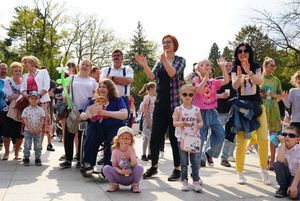 Tłum uczestników podczas dnia godności