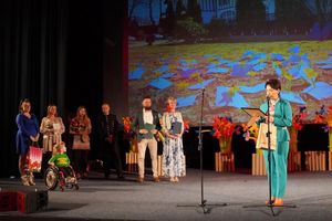 Zdjęcie przedstawia obchody jubileuszu 70-lecia Przedszkola Specjalnego Małych Bohaterów.