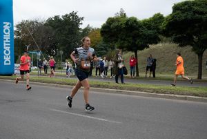 Zdjęcie przedstawia biegnącego zawodnika biegu głównego.