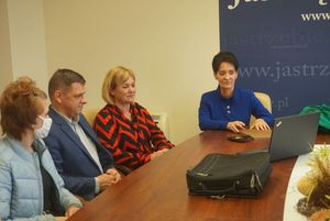 Spotkanie ze sportowcami - prezydent Anna Hetman, naczelnik wydziału sportu i ojciec Zuzanny JAskulskiej oglądają film na laptopie