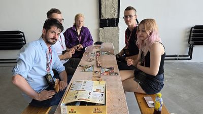 Uczetnicy wydarzenia Kregulcowe DNI podczas gry w planszówki