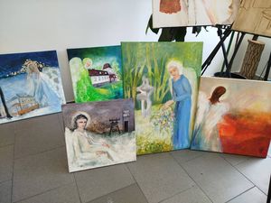 kilka obrazów z aniołami ustawionych na posadzce