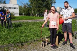 Para z małym pieskiem