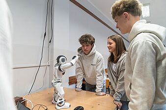 Uczniowie programują robota 