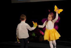 dzieci przebrane za kwiaty na scenie