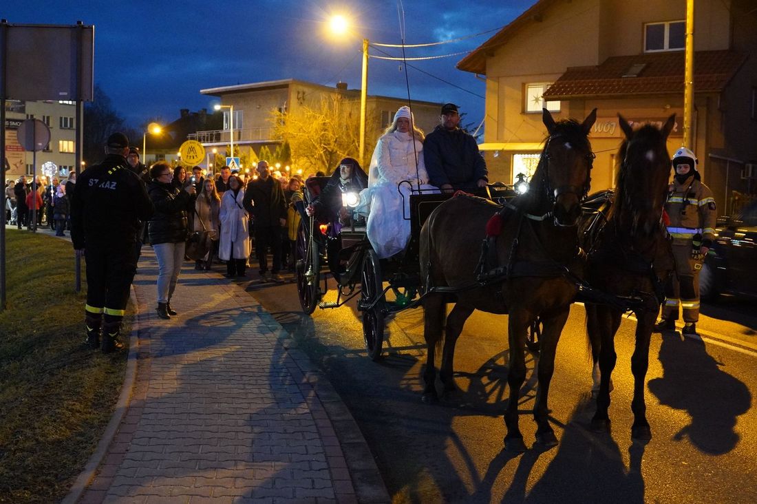 Orszak Trzech Króli przemieszczających się furmanką, za nimi spaceruje tłum ludzi