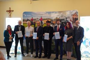 Zdjęcie przedstawia laureatów wyróżnienia.