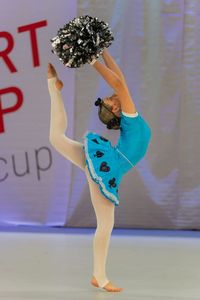 Tancerka w pozie z uniesioną nogą