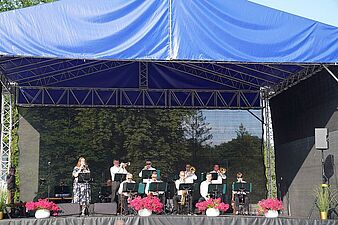 wokalistka z orkiestrą podczas występu