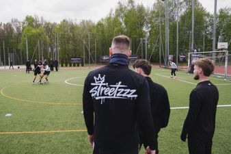 Na pierwszym planie organizator, w tle zawodnicy rywalizują 