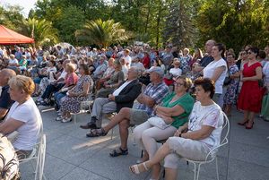 Publiczność słucha operetek.
