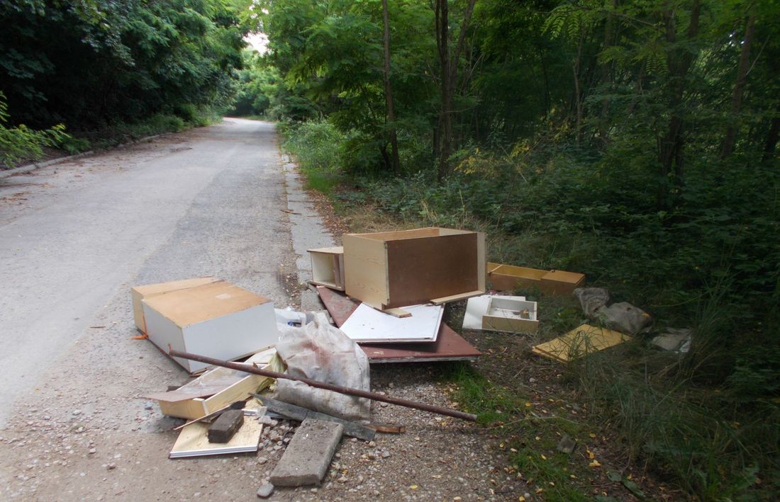 Odpady poremontowe na drodze