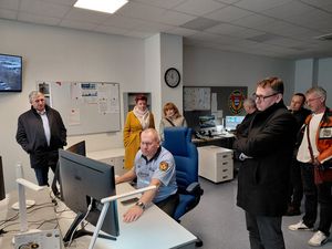 prezydent i drugi zastępca prezydenta jastrzębia zdroju w biurze patrzą na pracownika przed monitorem