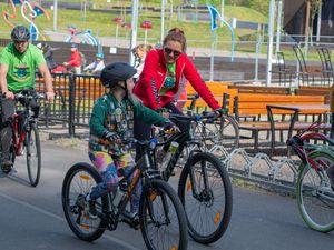 Jadący na rowerze uczestnicy rajdu.