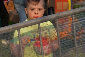 Chłopiec, malujący na folii