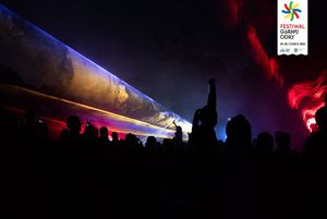 Pokaz laserowy z efektami wody i ognia.