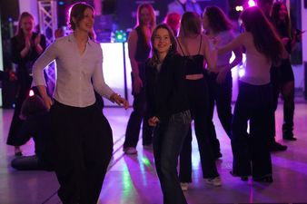 młodzież podczas zabawy