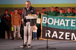Zdjęcie przedstawia obchody jubileuszu 70-lecia Przedszkola Specjalnego Małych Bohaterów.