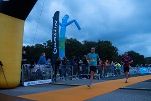 Zdjęcie przedstawia zawodników na mecie biegu głównego.