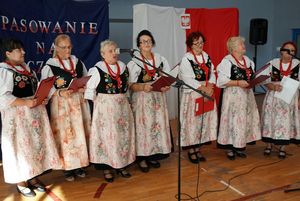 Zdjęcie przedstawia Panie w strojach ludowych
