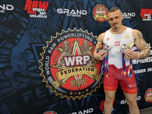 Dennis Sitek z medalami w rękach