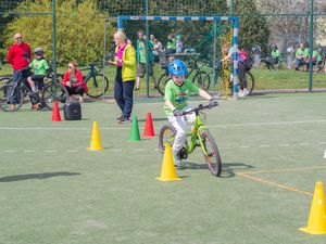 Dziecko pokonujące slalom