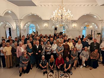 Wszyscy uczestnicy zabawy w grupie.