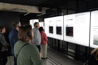 Ludzie oglądający wystawę multimedialną w carbonarium