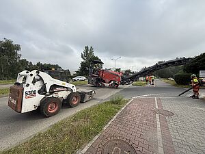 Specjalistyczne maszyny pracują przy naprawie drogi