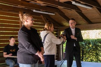 Dyrektor OPS Klaudia Nietrzebka prezydent Michał Urgoł i kobieta w czarnej marynarce stoją na scenie