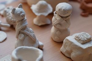 Rzeźby powstałe w pracowni plastycznej