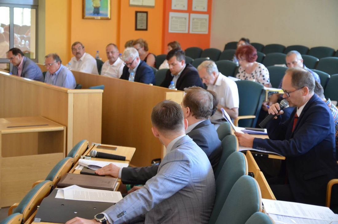 Widok na salę sesyjną, gdzie obraduje duża ilość osób