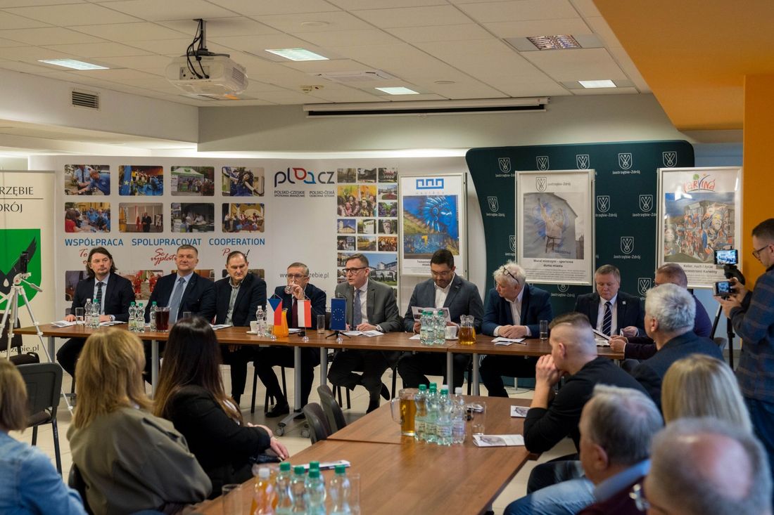 stół konferencyjny a przy nim prezydent Michał Urgoł i zaproszeni goście