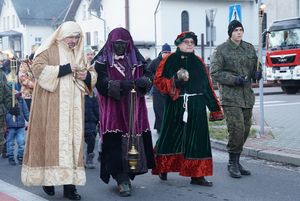 Barwnie ubrani uczestnicy