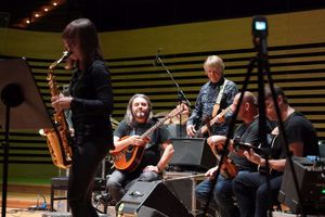 Zdjęcie przedstawia uczestników koncertu Carrantuohill oraz Przemysława Strączka wraz z zespołem. 