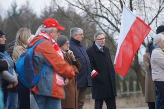 Drugi Zastępca Prezydenta Miasta Andrzej Matusiak oraz Dyrektor Muzeum Miejskiego Jędrzej Lipski wraz z większą grupą uczestników zgromadzeni wokół pomnika upamiętniającego żołnierzy wyklęci