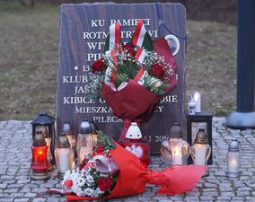 Pomnik poświęcony rotmistrzowi Pileckiemu, wokół kwiaty oraz świecące znicze 