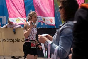 Wesoła uczestniczka VIII Jastrzębskiego Biegu Kobiet z medalem.