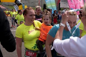 Uczestniczki VIII Jastrzębskiego Biegu Kobiet otrzymują medale.