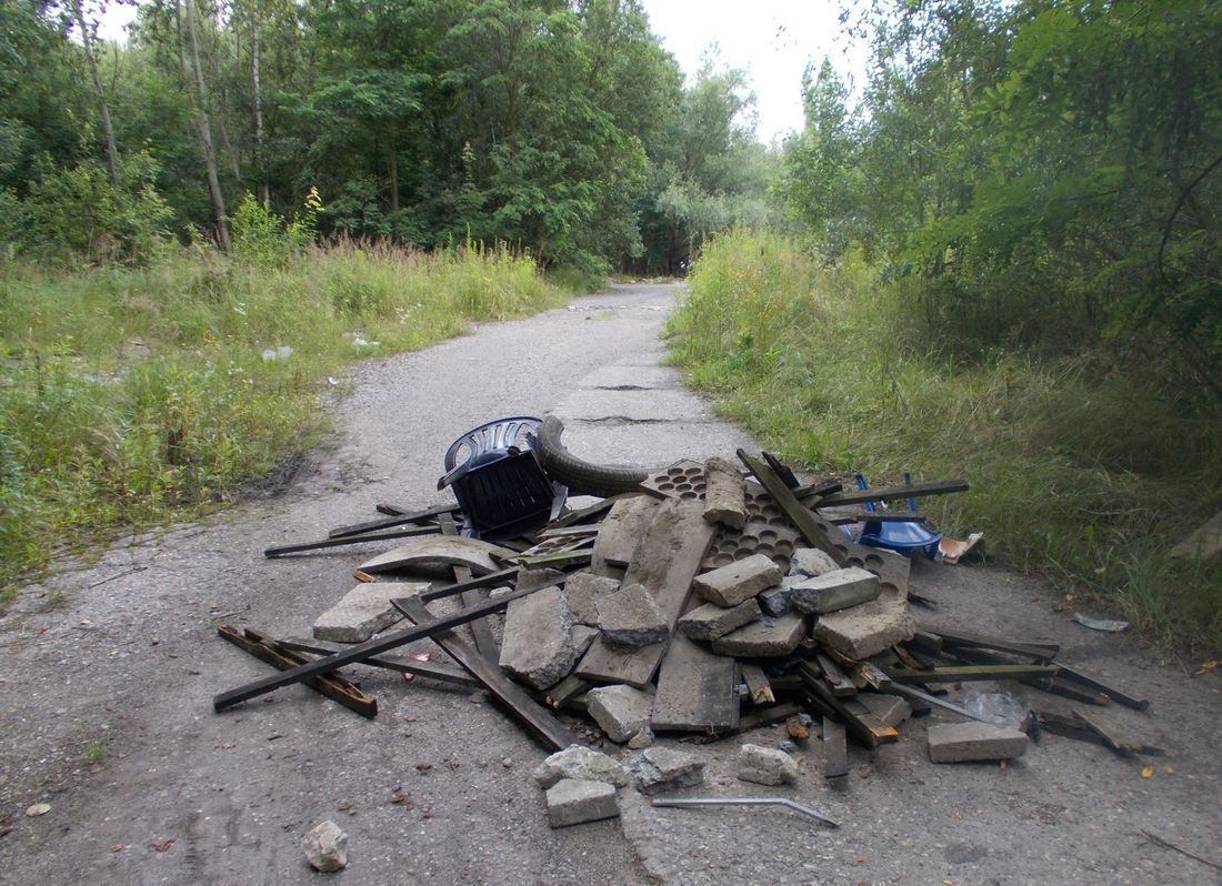 Odpady budowlane, leżace na ulicy