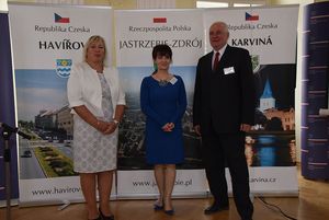 Prezydenci uczestniczących miast pozują do zdjęcia. Po środku - Anna Hetman, prezydent Jastrzębia-Zdroju.