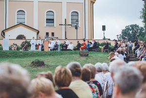 osoby zgromadzone podczas odsłonięcia pomnika Henryka Sławika