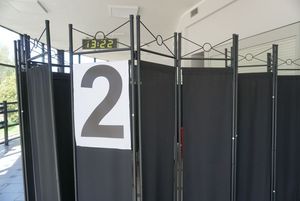 Wnętrze punktu szczepień - parawany
