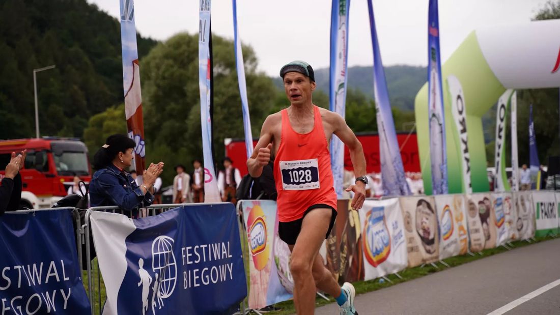 Wojciech Lizak podczas biegu na trasie Mistrzostw Polski