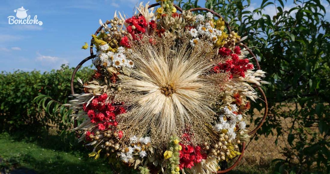 Zdjęcie przedstawia wieniec dożynkowy.